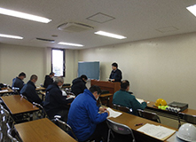 武田課長からの講義を聞く幹事